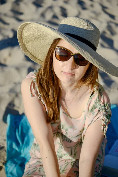 Joven Mujer Feliz Vistiendo Vestido Playa Hora Verano —  Fotos de Stock