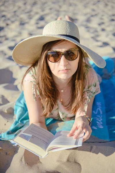 Retrato Uma Jovem Morena Relaxando Praia Lendo Livro Hora Verão — Fotografia de Stock