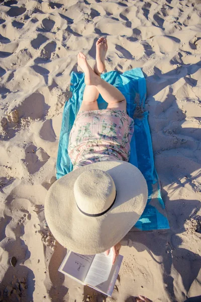 Ritratto Una Giovane Bruna Che Rilassa Sulla Spiaggia Leggendo Libro — Foto Stock