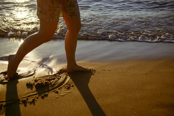 假期假期 海滩上阳光灿烂的夏天一天享受阳光的日光浴浴床脚特写 — 图库照片