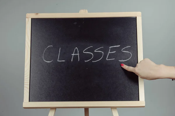 黒い黒板に白いチョークで書かれたクラス 灰色の背景 — ストック写真