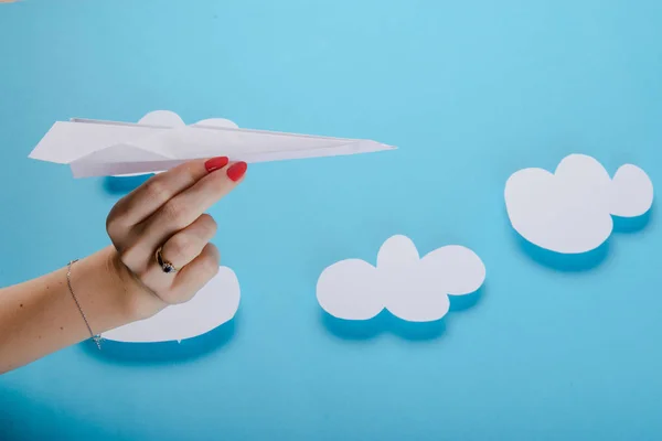 Piano Carta Mano Femminile Sfondo Blu Con Nuvole — Foto Stock