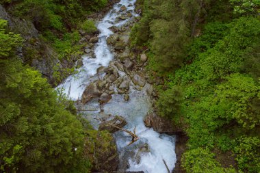 Dağlar ve çayırlar yaz aylarında küçük bir dere ile
