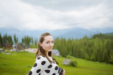 Esmer kadın yürüyüşçü yaz mevsiminde patikada yürüyüş yapıyor. Polonya 'daki Tatra Dağı.