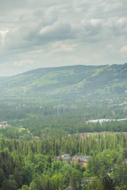 sabah ve Vadisi şehir sis altında dağlar