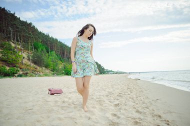 Kumsalda genç bir kadın