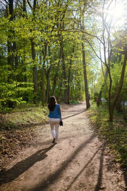 Ormanda bir yürüyüşe genç kız