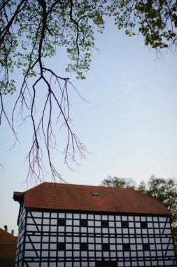 alacakaranlıkta eski tahıl ambarı