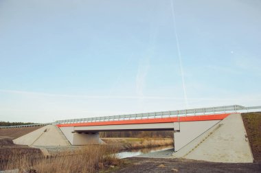 Nehrin üzerindeki otoyol köprüsü