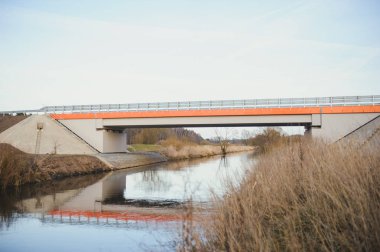 Nehrin üzerindeki otoyol köprüsü