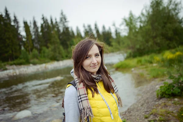 Turista Femenina Parada Junto Río Montaña —  Fotos de Stock