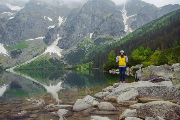 女人在湖上和高山上悠闲自在 阳光普照 — 图库照片