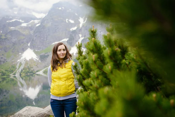 Žena Relaxace Jezeře Hory Slunné Krajiny — Stock fotografie