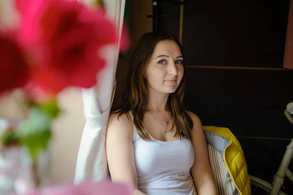 Retrato Una Hermosa Joven Sonriente Restaurante — Foto de Stock