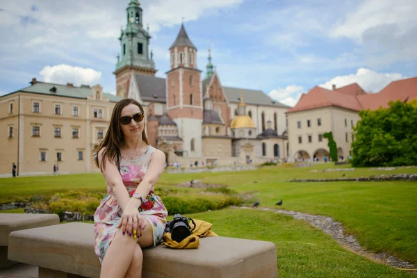 在观光旧城堡在克拉科夫 瓦维尔的漂亮女孩 夏季时间 — 图库照片