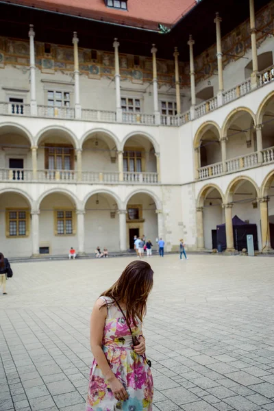 Güzel Kız Cracow Wawel Eski Kale Gezi Sırasında Yaz Saati — Stok fotoğraf