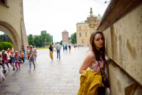 Hermosa Chica Durante Turismo Viejo Castillo Cracovia Wawel Hora Verano — Foto de Stock