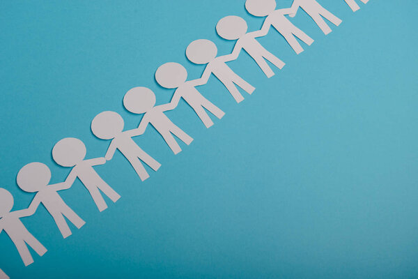 абстрактные бумажные люди, держащиеся за руки
