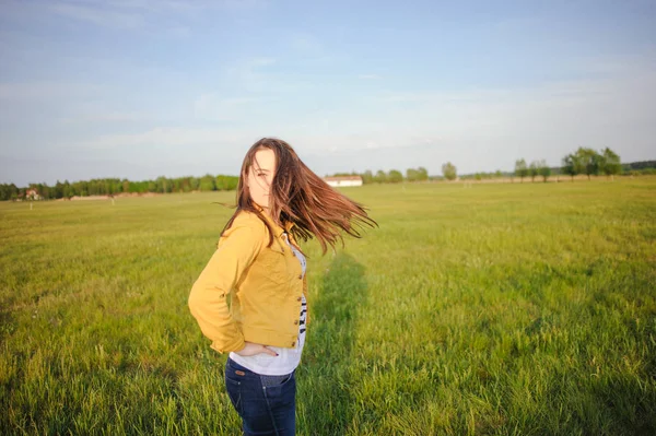 Happy young girl enjoying the beauty of sunny spring day — Stock Photo, Image