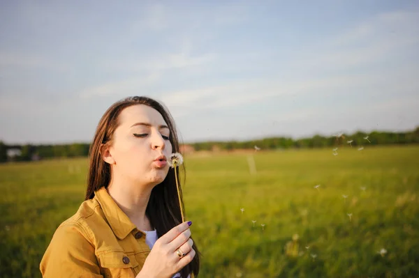 Happy young girl enjoying the beauty of sunny spring day — Stock Photo, Image