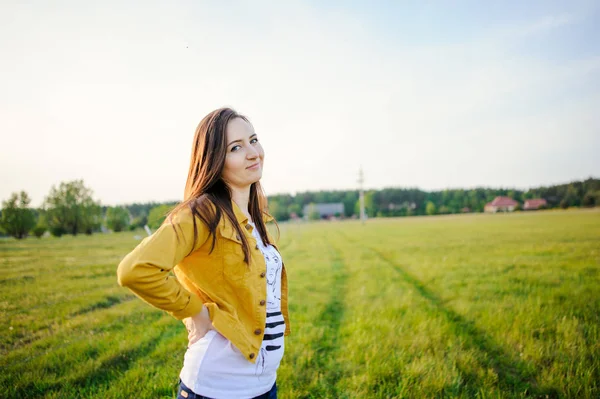 Szczęśliwa młoda dziewczyna ciesząca się pięknem słonecznego wiosennego dnia — Zdjęcie stockowe