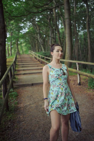 Chica joven en un paseo por el bosque — Foto de Stock