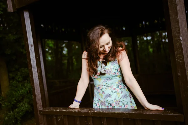 Retrato de mujer romántica en el bosque de hadas — Foto de Stock