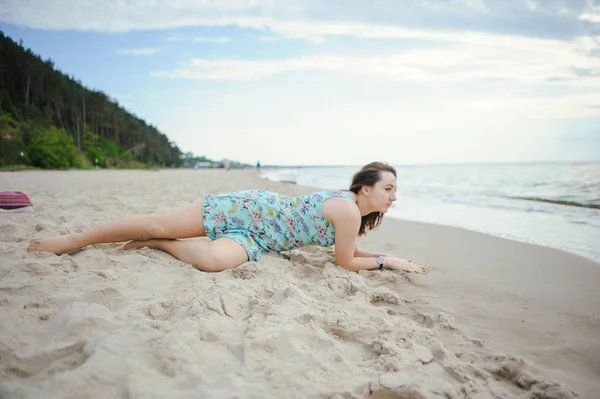 Mulher jovem em uma praia — Fotografia de Stock