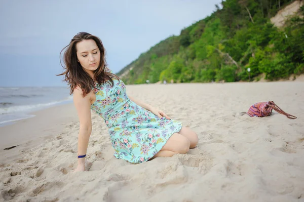 Giovane donna su una spiaggia — Foto Stock