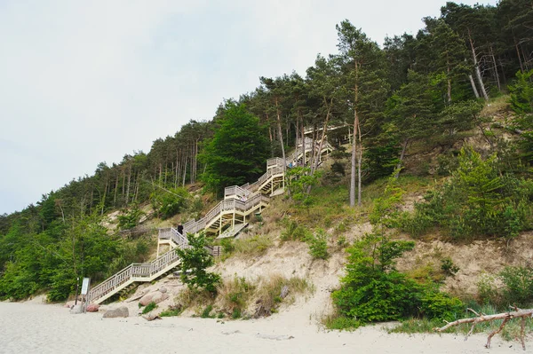 Houten trappen op strand — Stockfoto