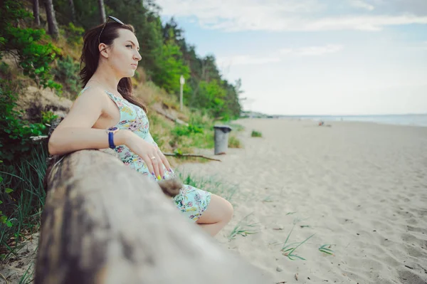 Giovane donna su una spiaggia — Foto Stock