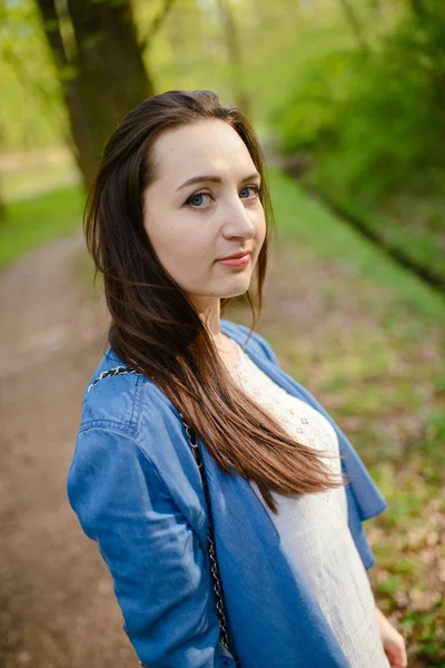 Giovane ragazza in una passeggiata nella foresta — Foto Stock