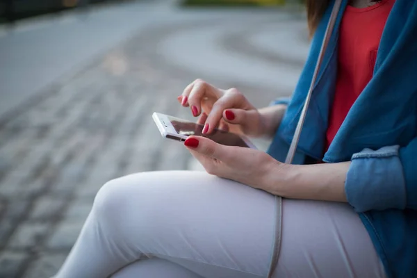 Una mujer mandando mensajes. Primer plano joven feliz sonriente alegre hermosa mujer chica mirando el teléfono celular móvil — Foto de Stock