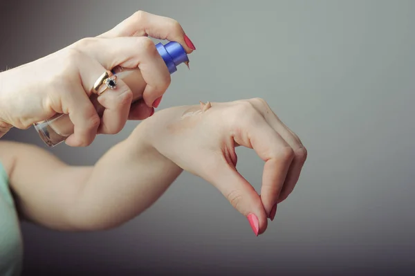 Mujer está haciendo maquillaje —  Fotos de Stock