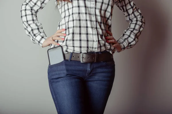 Smartphone i fickan på jeans — Stockfoto