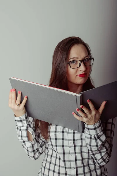 Mulher de negócios segurando um livro — Fotografia de Stock