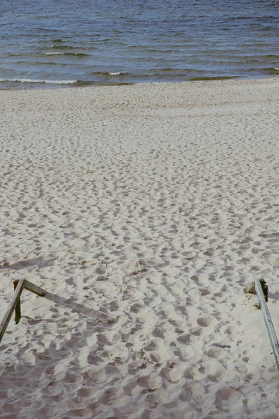 Wandelpad naar het strand gemaakt van hout en riet — Stockfoto