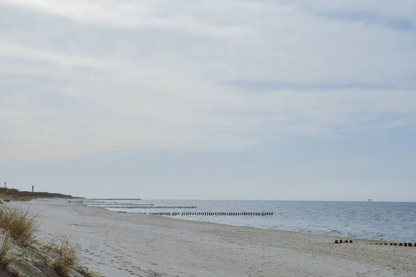 Sunny beach kumulları ile — Stok fotoğraf