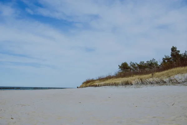 Zonnige strand met zandduinen — Stockfoto