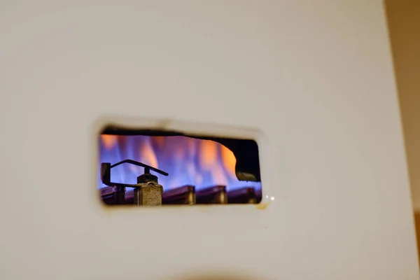 Het vuur brandt uit een gasbrander. — Stockfoto