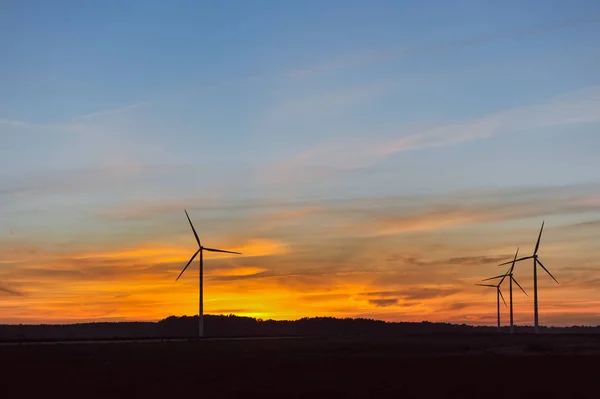Silueta větrné turbíny na západ slunce — Stock fotografie