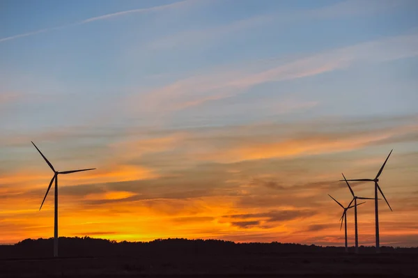 日没の風力タービンのシルエット — ストック写真