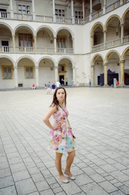 Cracow, Wawel eski kale gezi sırasında güzel kız.