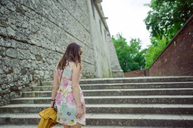 Cracow, Wawel eski kale gezi sırasında güzel kız.