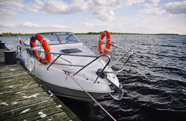 Barco a motor amarrado por el muelle en lugar silencioso —  Fotos de Stock