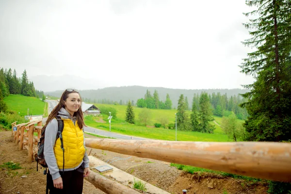 Žena turista turistické stezce — Stock fotografie