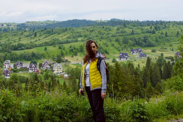 Žena turista turistické stezce — Stock fotografie