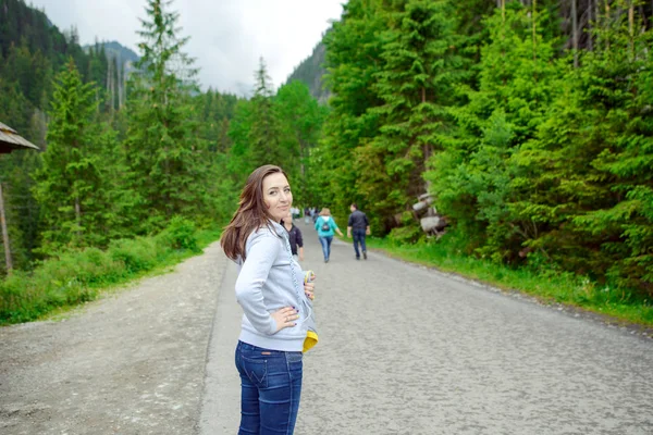 Turista feminino na trilha da montanha — Fotografia de Stock