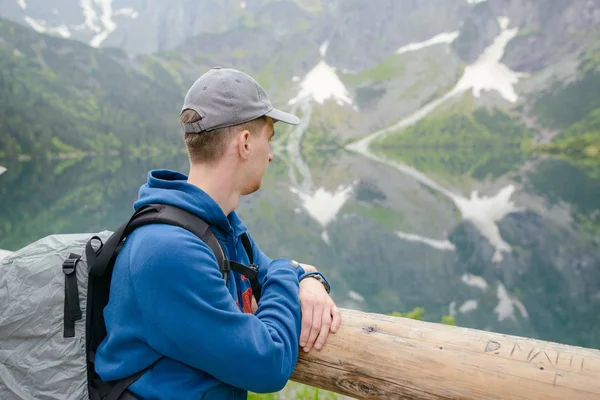 Uomo rilassante sul lago e sulle montagne paesaggio soleggiato — Foto Stock