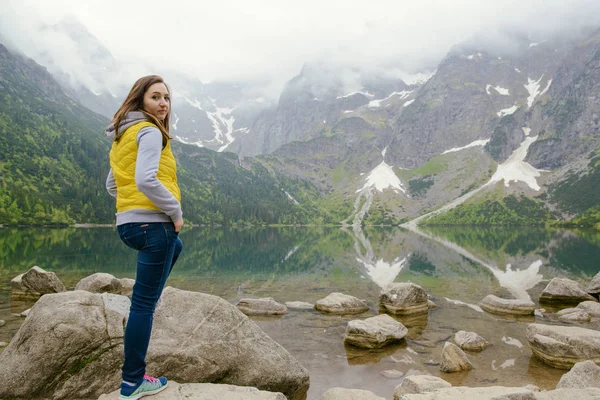 Žena relaxace na jezeře a hory slunné krajiny — Stock fotografie